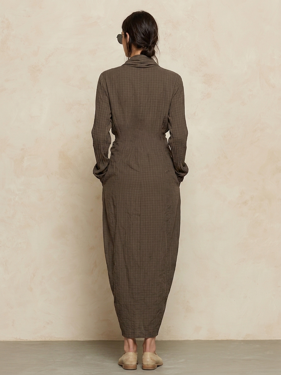 Anastasia — Abito lungo in cotone con scollo a V marrone scuro