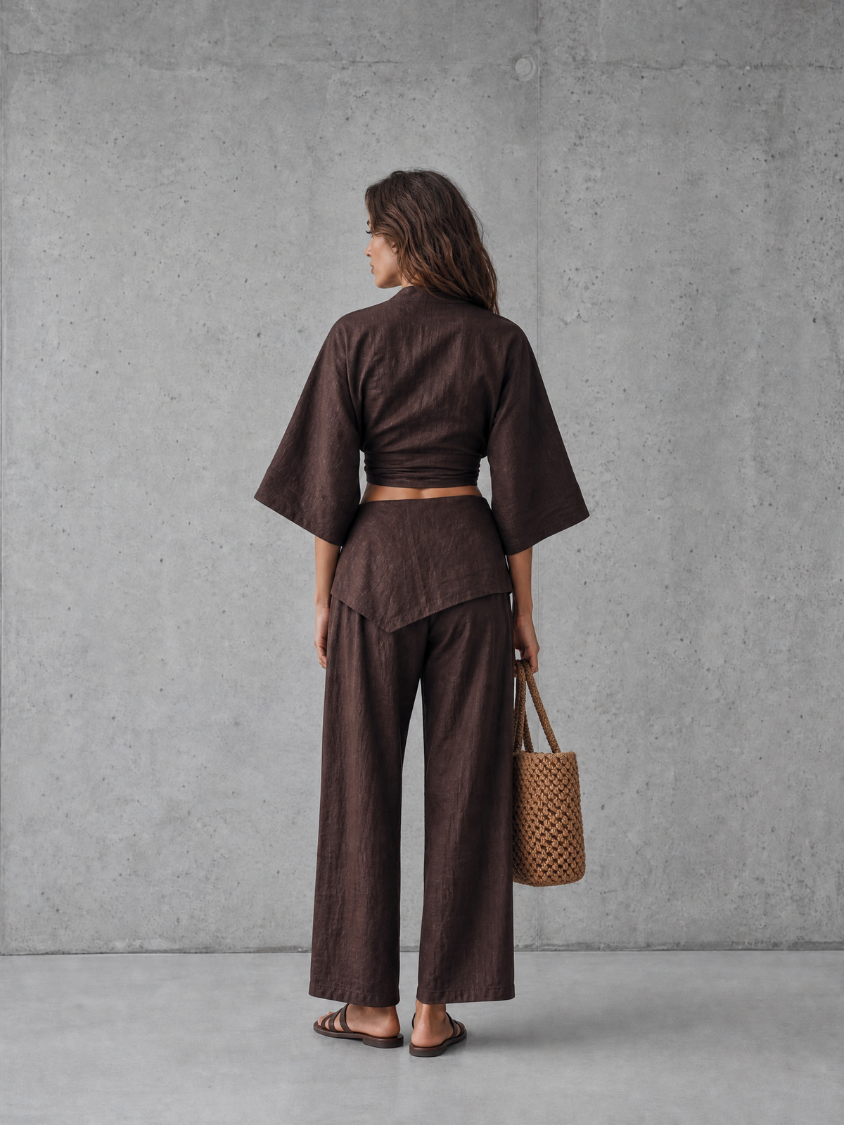 Sabina — Completo due pezzi in lino con pantaloni a gamba larga marrone