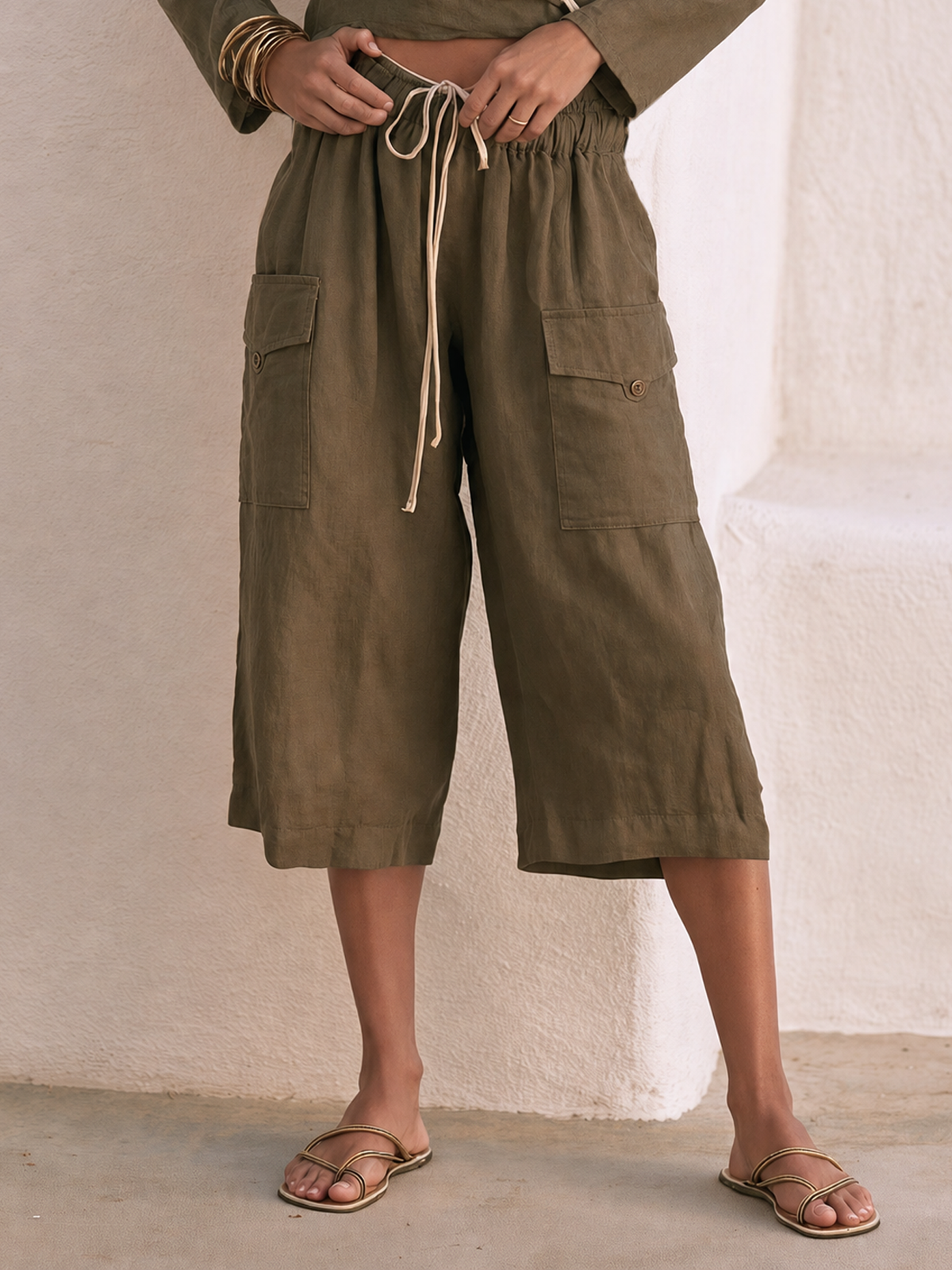 Alida — Completo due pezzi in lino con pantaloni a gamba larga verde oliva