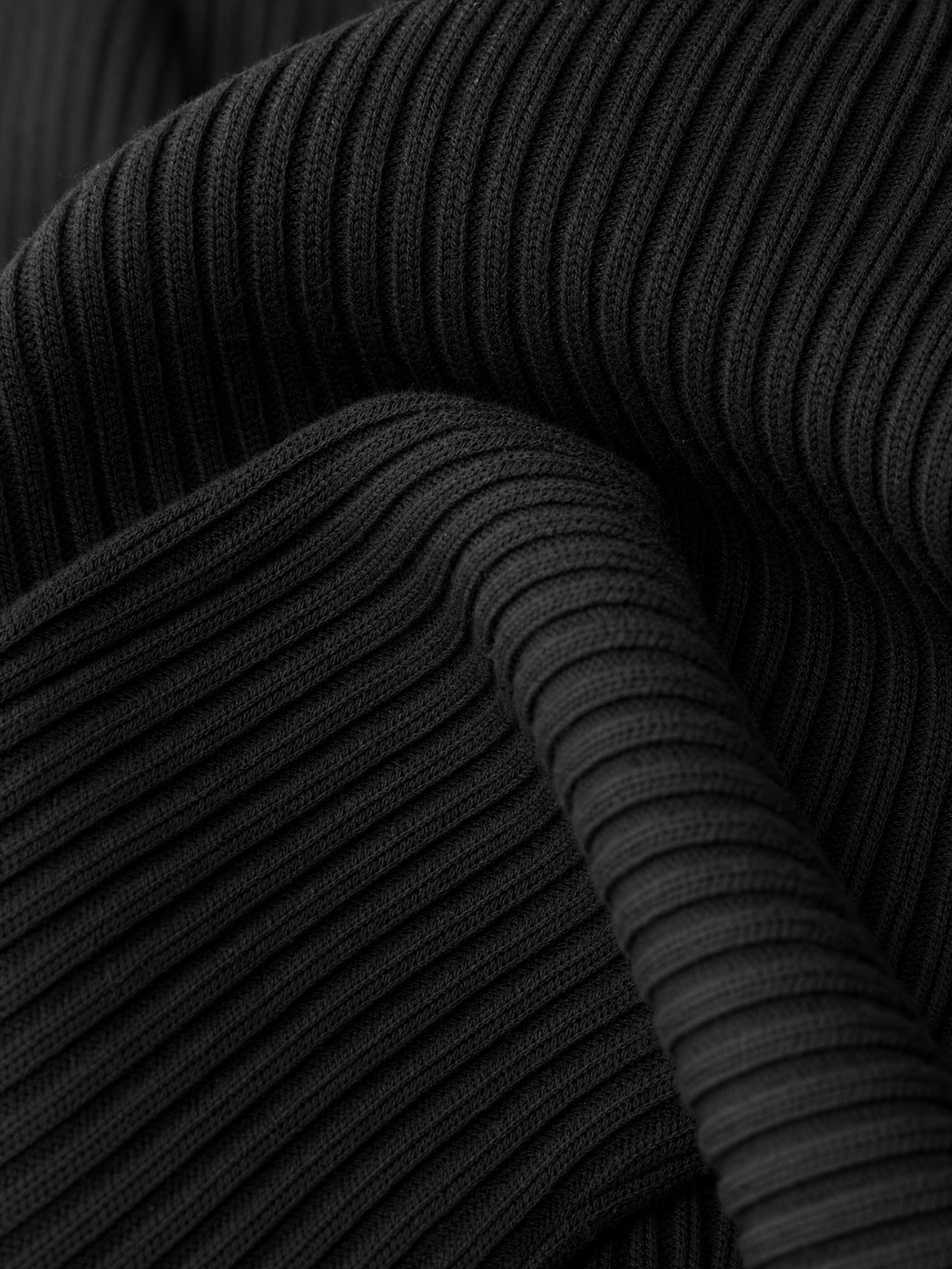 Quirina — Abito midi in maglia elasticizzata con collo alto